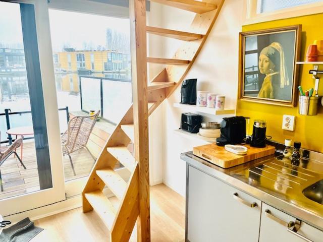 Houseboat Studio With Canalview And Free Bikes Amsterdam Exteriör bild